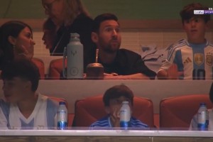 悠闲自在🧉！梅西一家看台观众阿根廷友谊赛